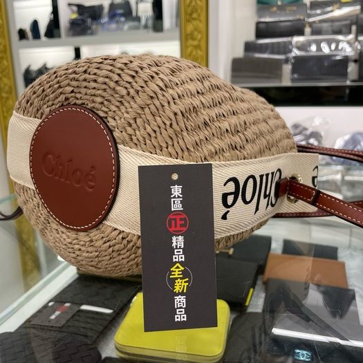 東區正精品㊣CHLOE Woody CHC22SS38 全新米白色帆布拼焦糖色皮革肩背草編織藤編束口水桶包RZ5112-4