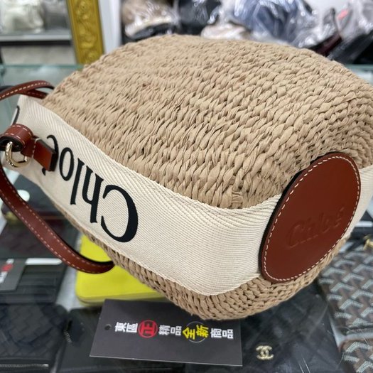 東區正精品㊣CHLOE Woody CHC22SS38 全新米白色帆布拼焦糖色皮革肩背草編織藤編束口水桶包RZ5112-5