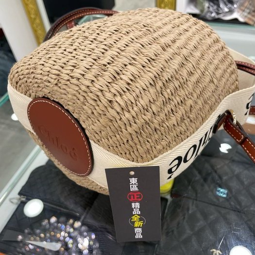 東區正精品㊣CHLOE Woody CHC22SS38 全新米白色帆布拼焦糖色皮革肩背草編織藤編束口水桶包RZ5112-6