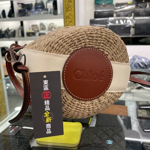 東區正精品㊣CHLOE Woody CHC22SS38 全新米白色帆布拼焦糖色皮革肩背草編織藤編束口水桶包RZ5112-7