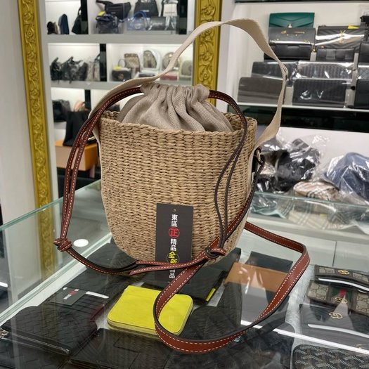 東區正精品㊣CHLOE Woody CHC22SS38 全新米白色帆布拼焦糖色皮革肩背草編織藤編束口水桶包RZ5112-8