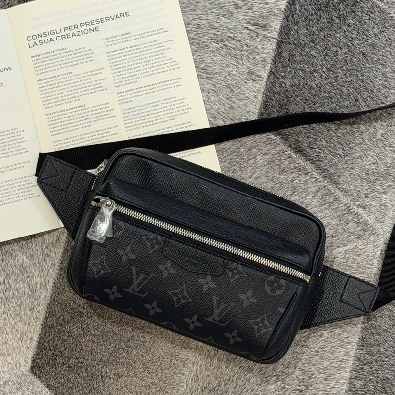 LV OUTDOOR經典花紋腰包/黑 晶片-0