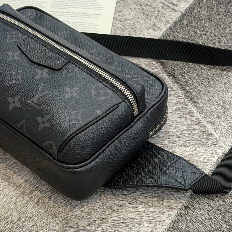 LV OUTDOOR經典花紋腰包/黑 晶片-2