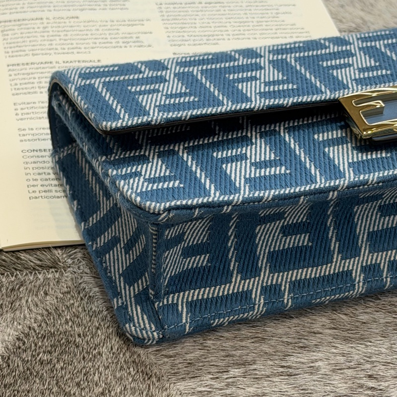 Fendi Baguette LOGO布面鏈帶翻蓋兩用包/藍-2