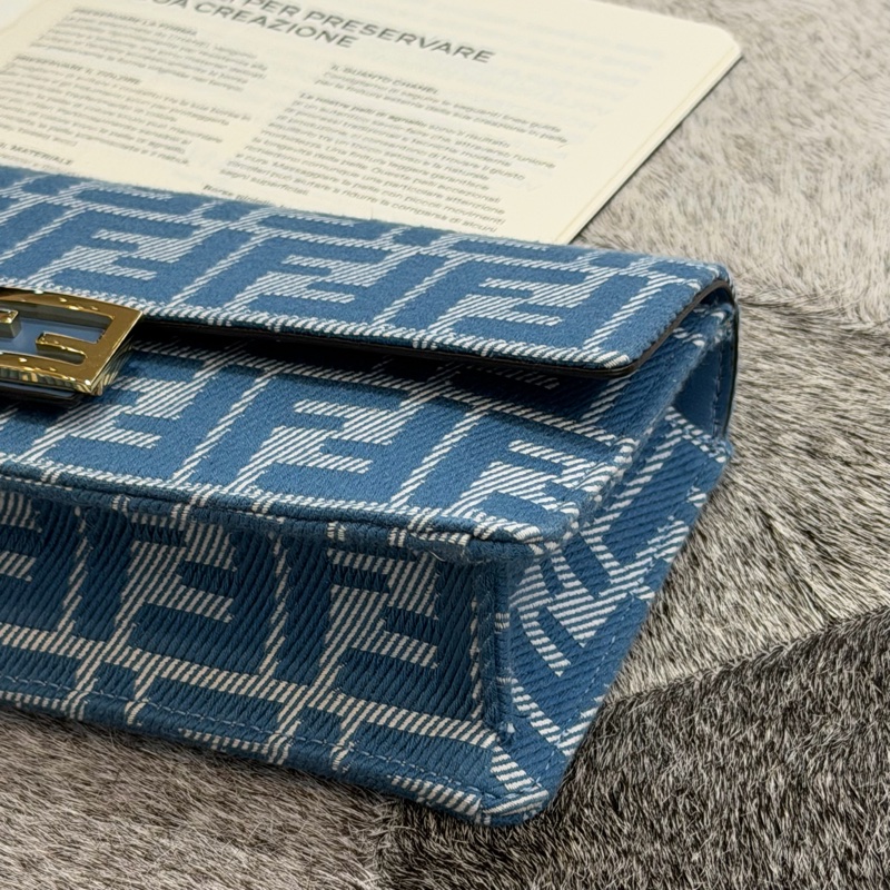 Fendi Baguette LOGO布面鏈帶翻蓋兩用包/藍-3