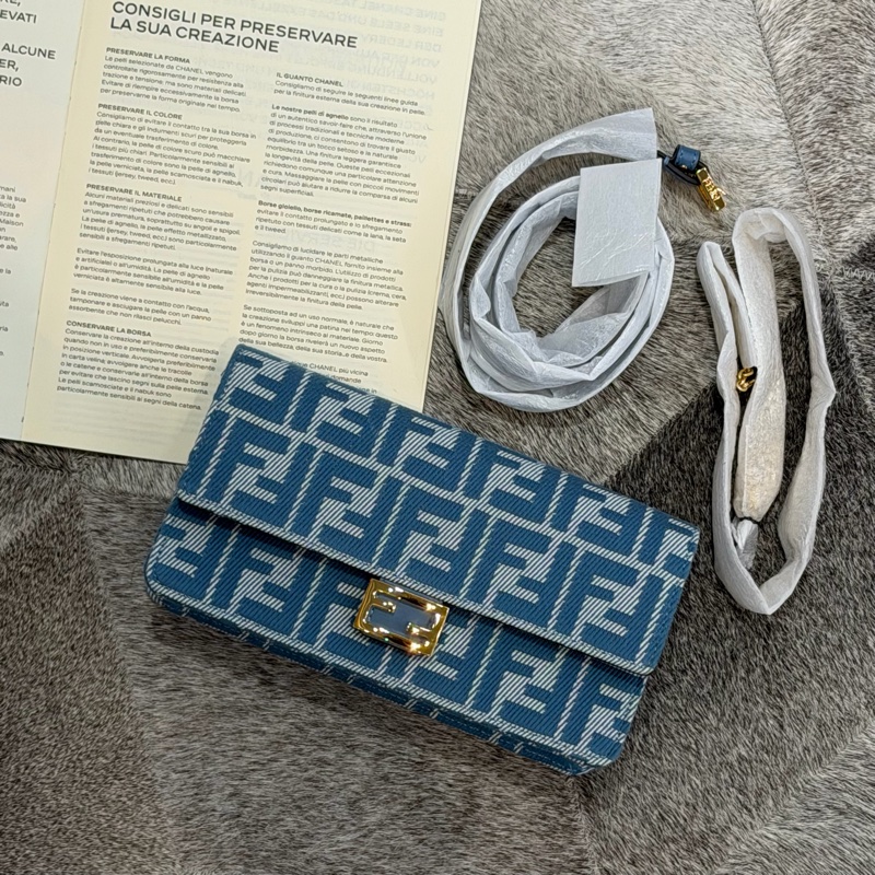 Fendi Baguette LOGO布面鏈帶翻蓋兩用包/藍-5
