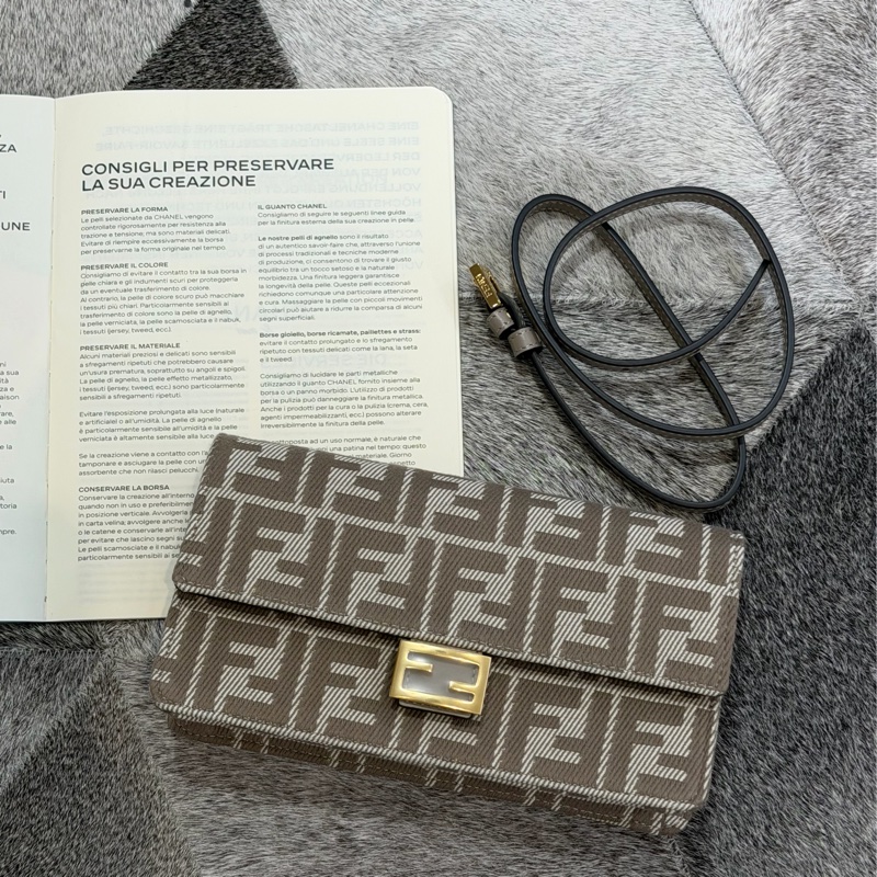 Fendi Baguette LOGO布面鏈帶翻蓋兩用包/米咖-0