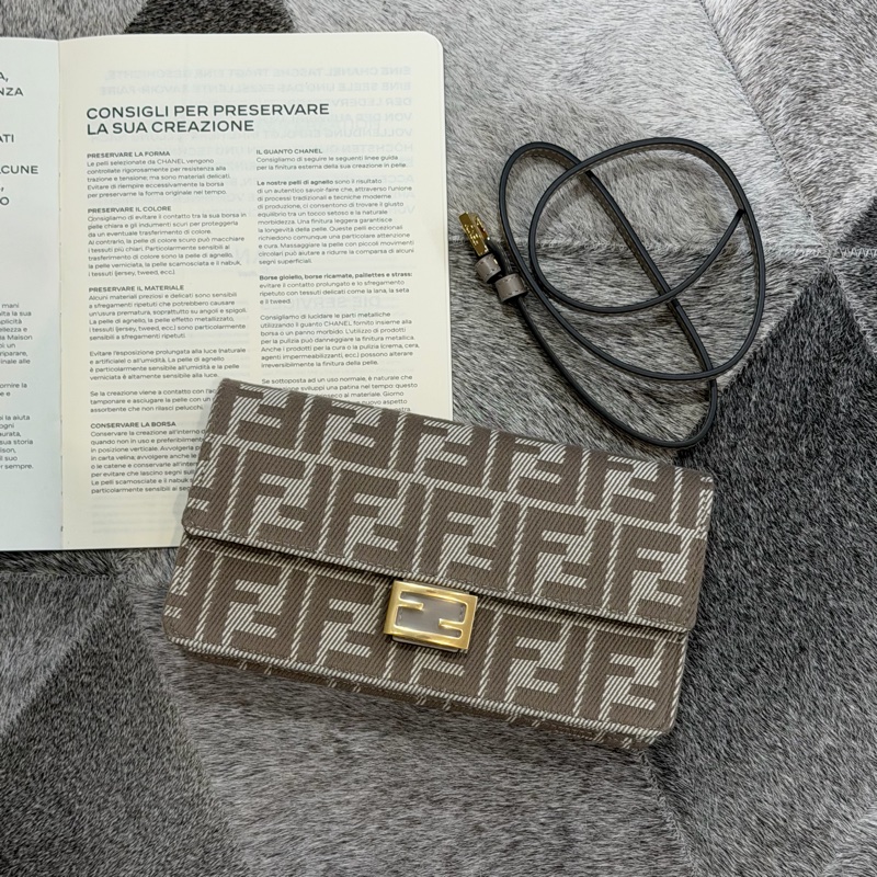 Fendi Baguette LOGO布面鏈帶翻蓋兩用包/米咖-1