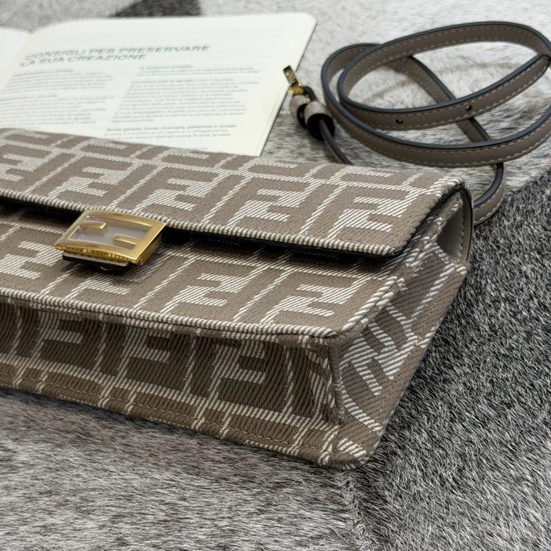Fendi Baguette LOGO布面鏈帶翻蓋兩用包/米咖-2