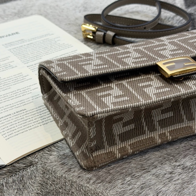 Fendi Baguette LOGO布面鏈帶翻蓋兩用包/米咖-3