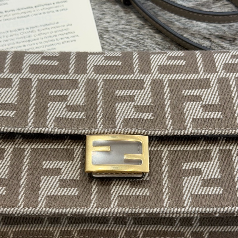 Fendi Baguette LOGO布面鏈帶翻蓋兩用包/米咖-4