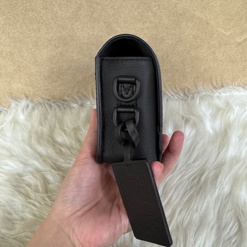 LV 黑牛皮磁吸小郵差包 晶片款 近全新-3
