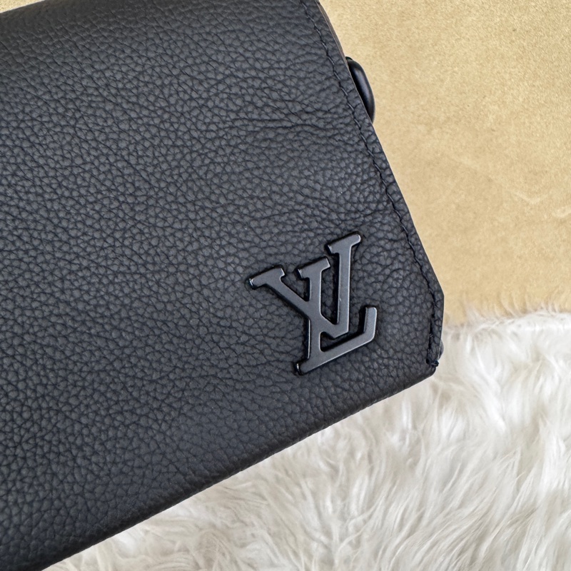 LV 黑牛皮磁吸小郵差包 晶片款 近全新-4