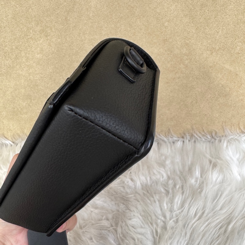 LV 黑牛皮磁吸小郵差包 晶片款 近全新-6