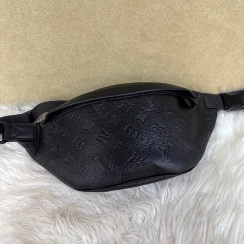 LV Discovery PM 黑牛皮壓紋胸腰包 晶片款 近全新