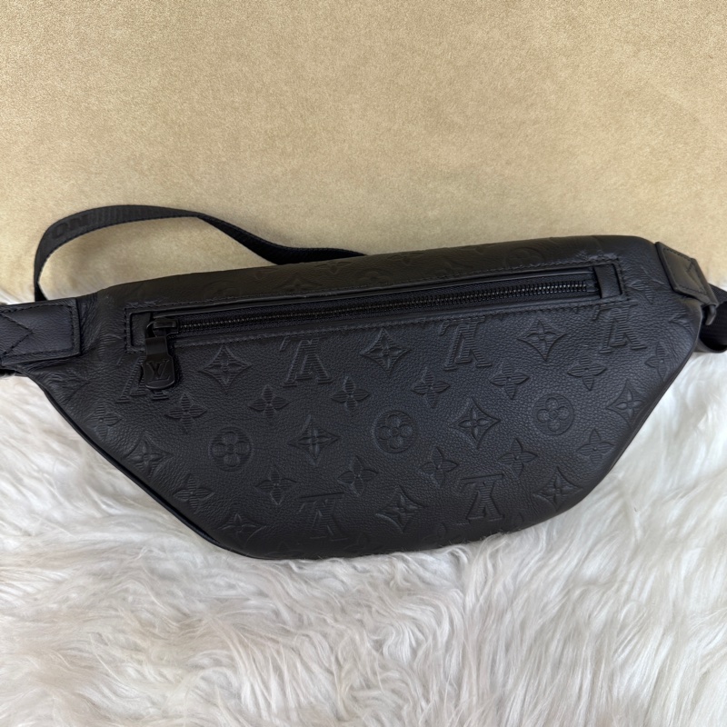 LV Discovery PM 黑牛皮壓紋胸腰包 晶片款 近全新-1