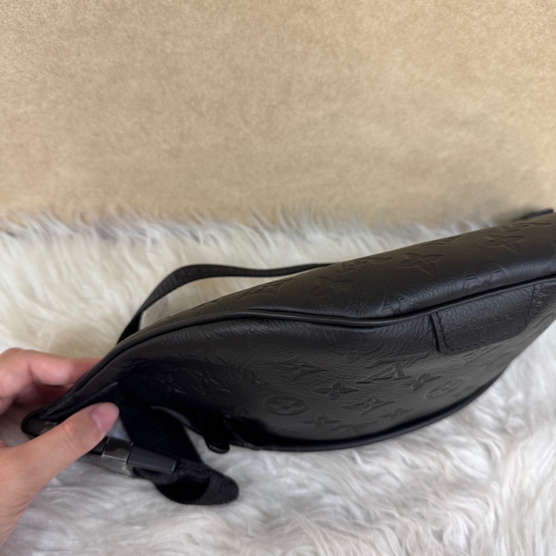 LV Discovery PM 黑牛皮壓紋胸腰包 晶片款 近全新-4