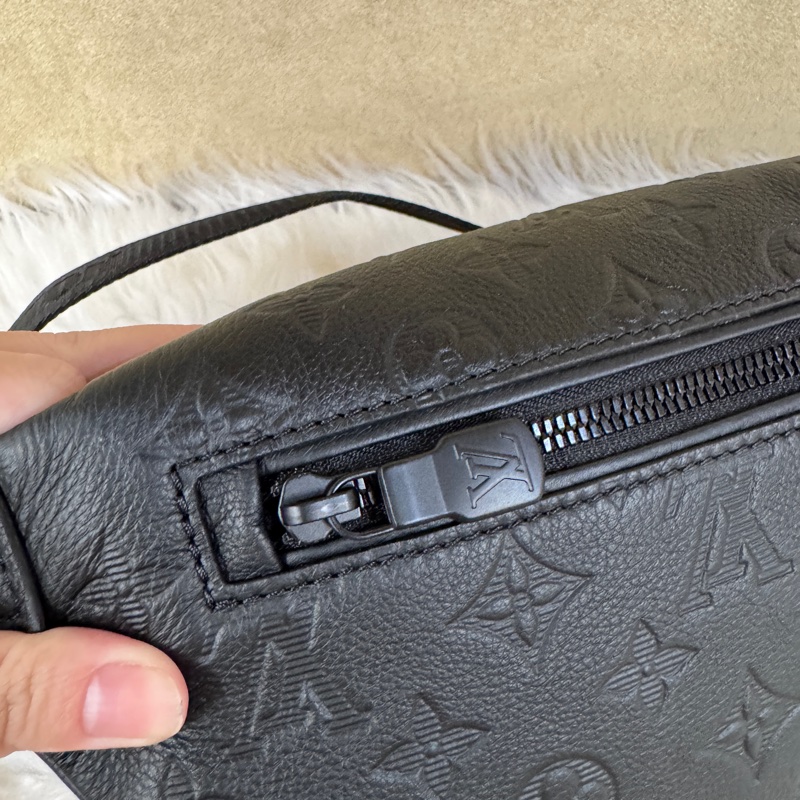 LV Discovery PM 黑牛皮壓紋胸腰包 晶片款 近全新-5