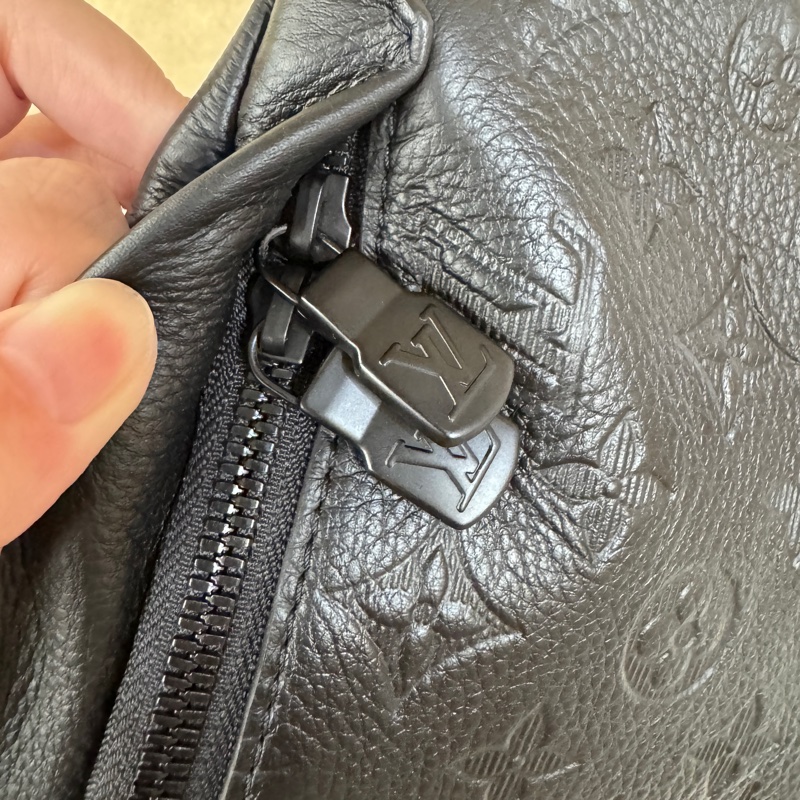 LV Discovery PM 黑牛皮壓紋胸腰包 晶片款 近全新-6