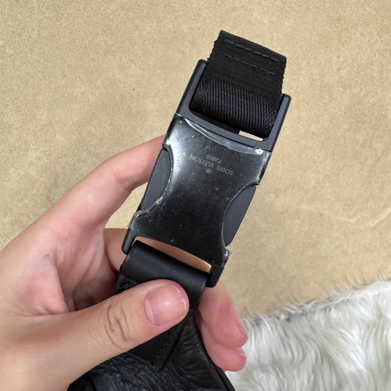LV Discovery PM 黑牛皮壓紋胸腰包 晶片款 近全新-8