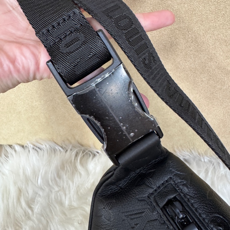 LV Discovery PM 黑牛皮壓紋胸腰包 晶片款 近全新-9