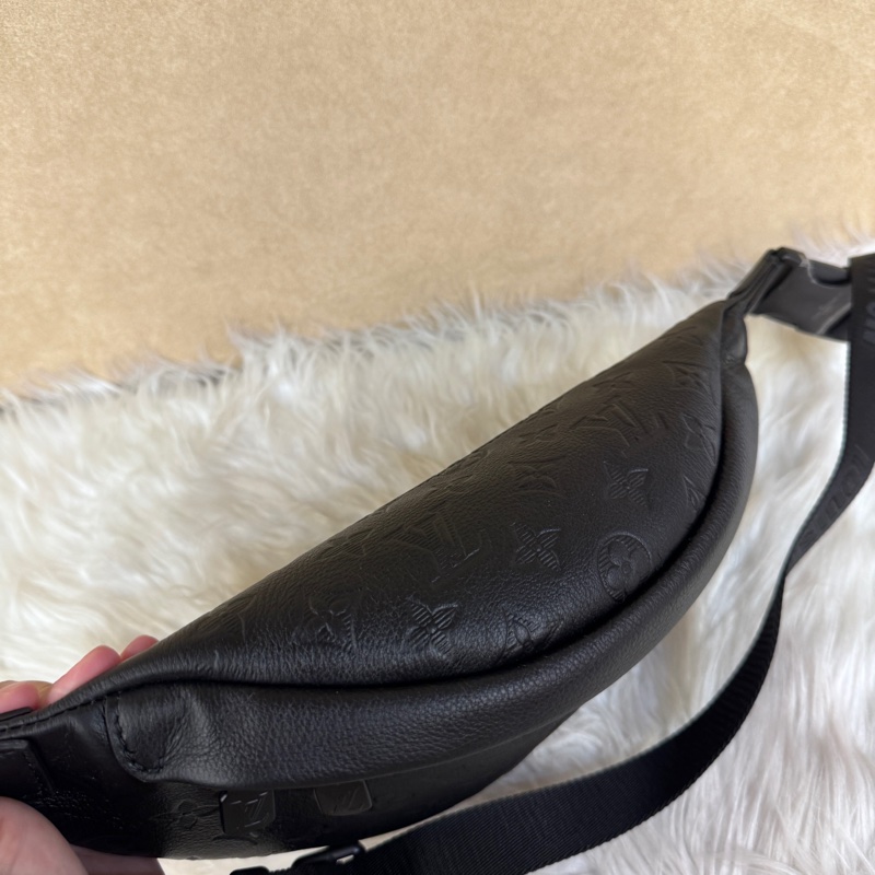 LV Discovery PM 黑牛皮壓紋胸腰包 晶片款 近全新-10