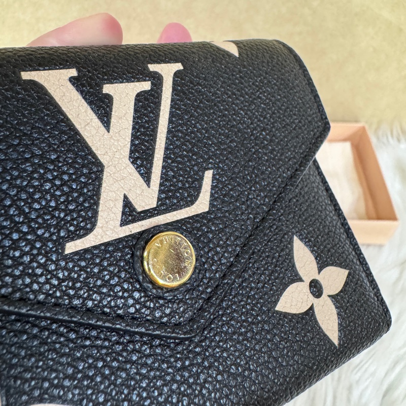 LV Victorine 雙色牛皮三折短夾 晶片款 離櫃品-6