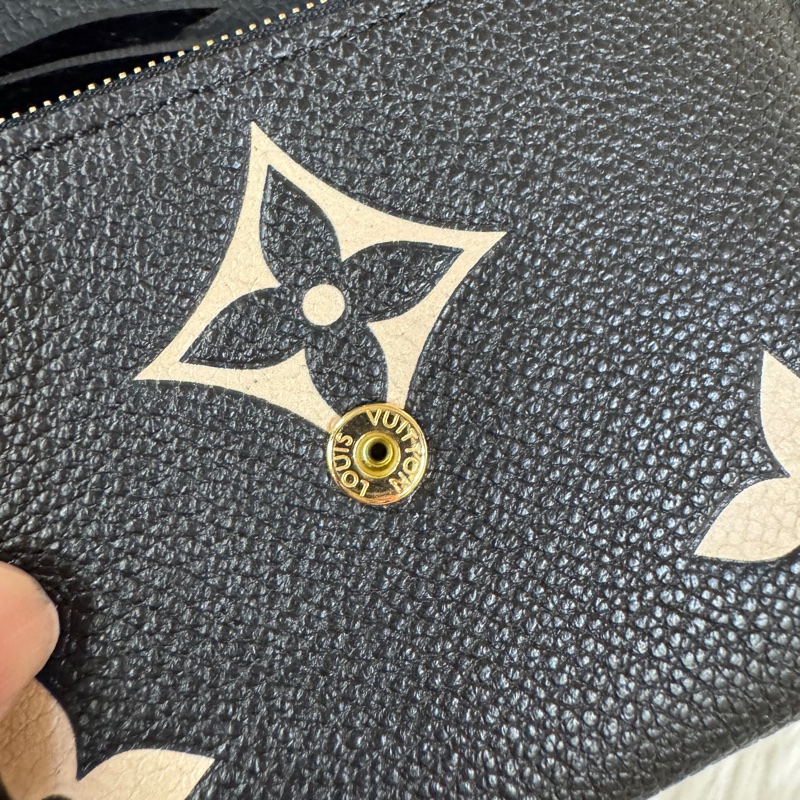LV Victorine 雙色牛皮三折短夾 晶片款 離櫃品-11