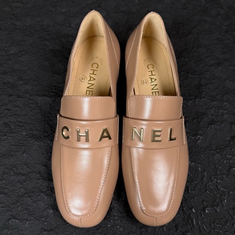 99新 CHANEL 香奈兒 23B 奶茶色字母樂福鞋 36.5碼 配件：無
