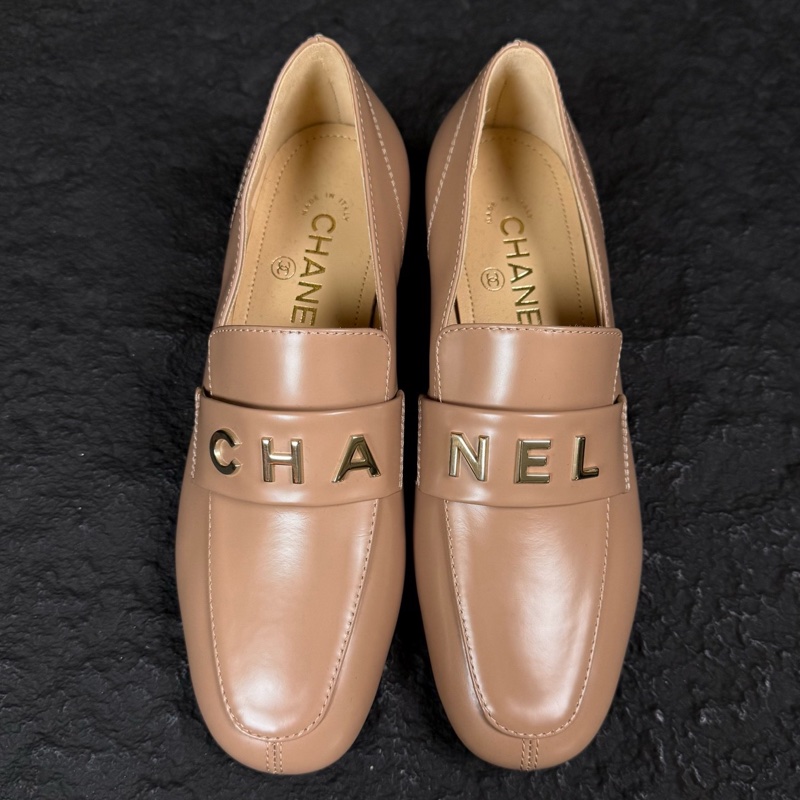 99新 CHANEL 香奈兒 23B 奶茶色字母樂福鞋 36.5碼 配件:無-0