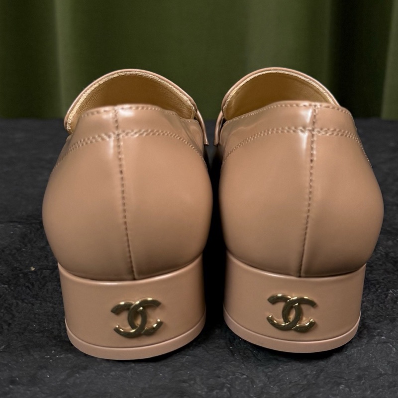 99新 CHANEL 香奈兒 23B 奶茶色字母樂福鞋 36.5碼 配件:無-2
