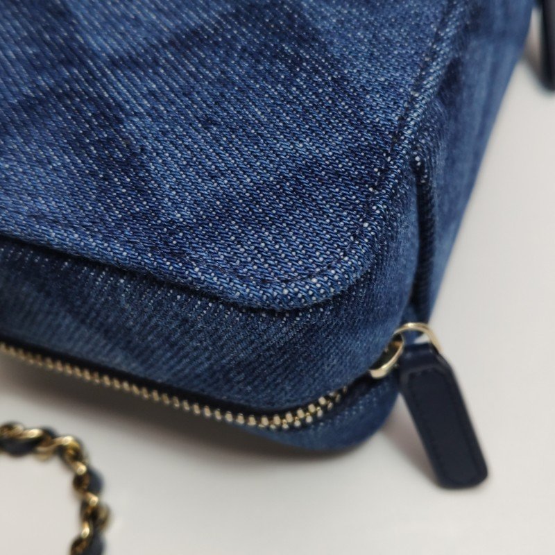 Chanel 牛皮帆布菱格紋雙C Logo拉鍊斜背包單肩包-14