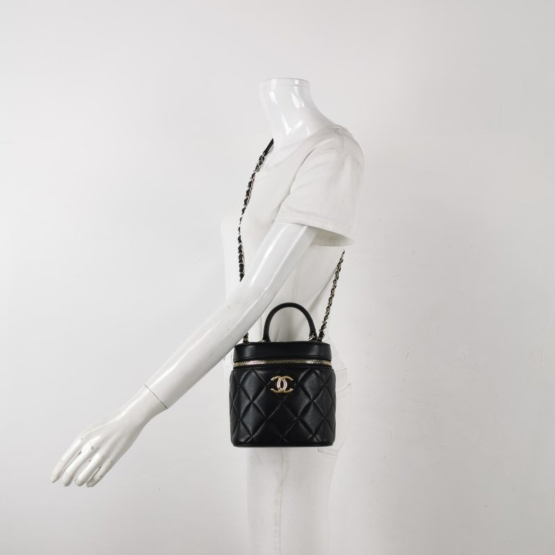 Chanel Trendy CC羊皮純色菱格絎縫雙C標識金屬板斜背包單肩包-1