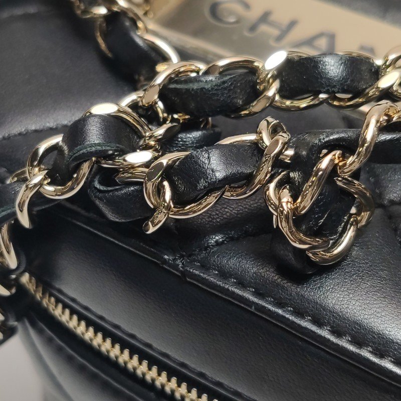 Chanel Trendy CC羊皮純色菱格絎縫雙C標識金屬板斜背包單肩包-12