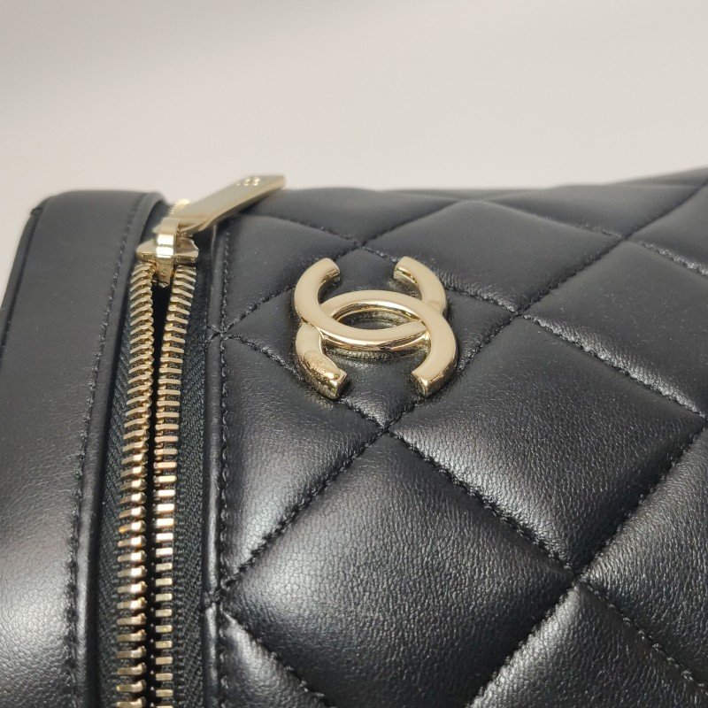 Chanel Trendy CC羊皮純色菱格絎縫雙C標識金屬板斜背包單肩包-13