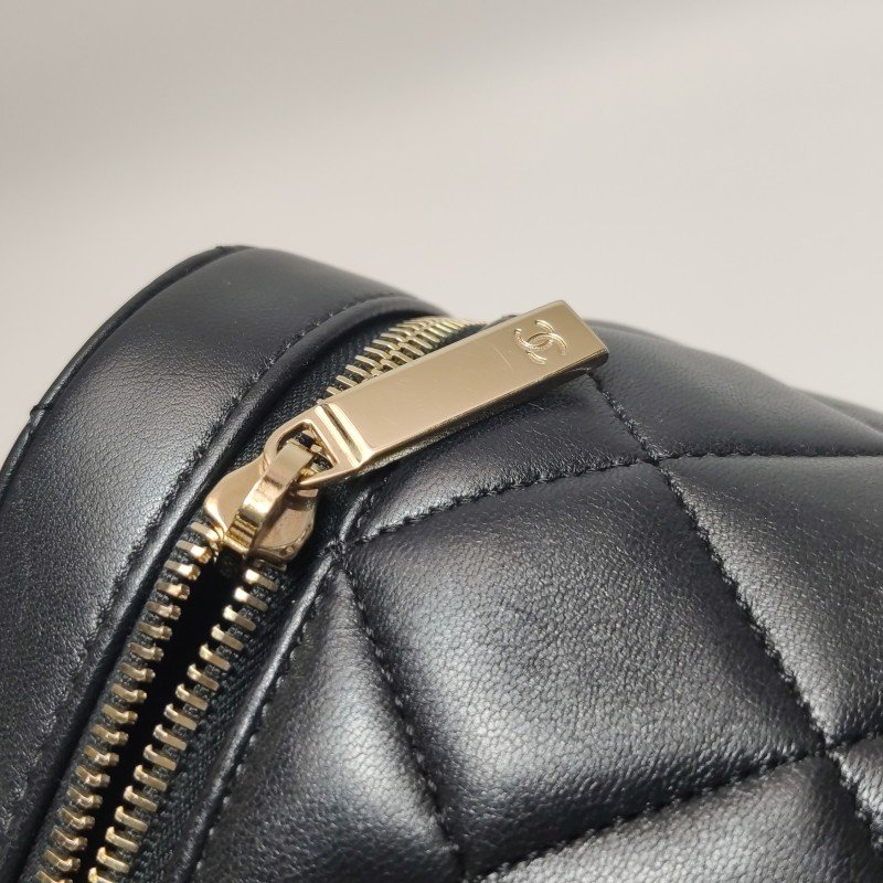 Chanel Trendy CC羊皮純色菱格絎縫雙C標識金屬板斜背包單肩包-14