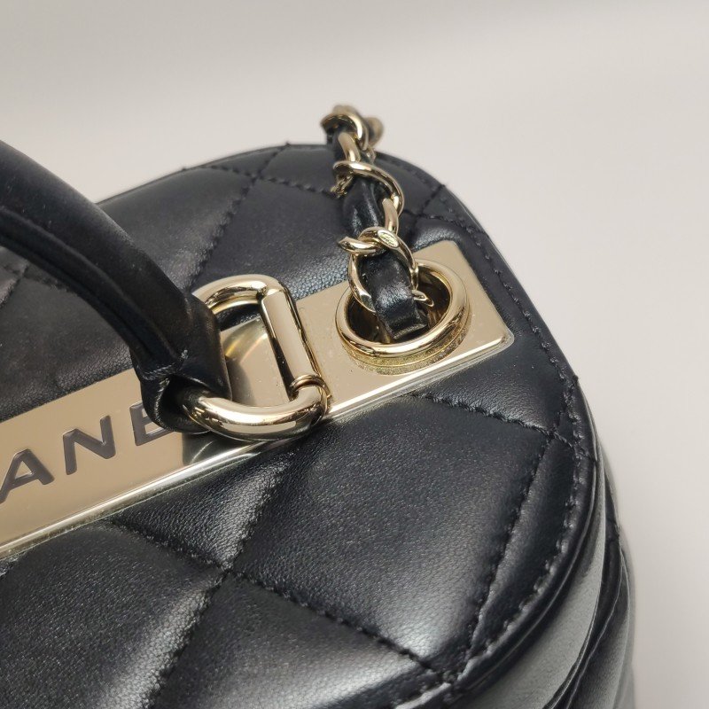 Chanel Trendy CC羊皮純色菱格絎縫雙C標識金屬板斜背包單肩包-15