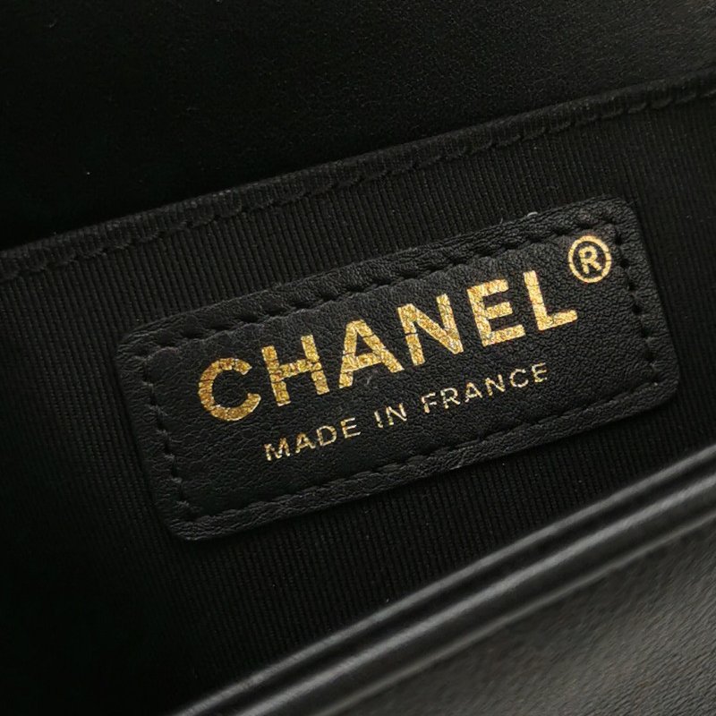 Chanel Leboy 季節限定款小號牛皮V紋絎縫方形雙C鎖扣單肩包-7