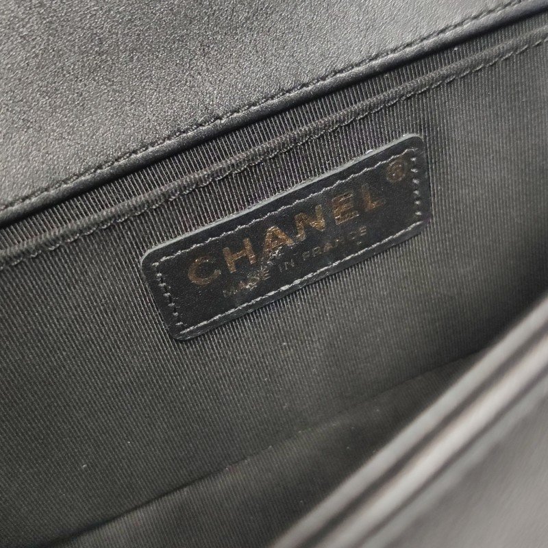 Chanel Leboy 季節限定款小號牛皮V紋絎縫方形雙C鎖扣單肩包-10
