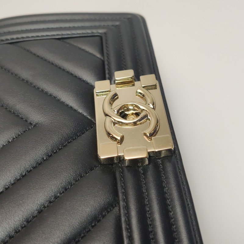 Chanel Leboy 季節限定款小號牛皮V紋絎縫方形雙C鎖扣單肩包-13