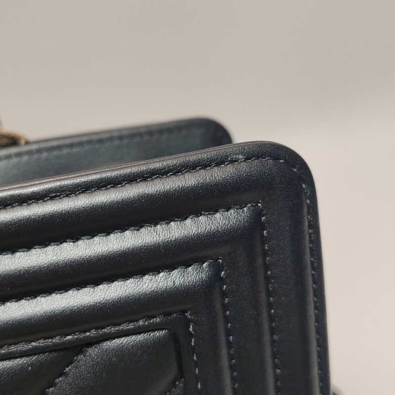 Chanel Leboy 季節限定款小號牛皮V紋絎縫方形雙C鎖扣單肩包-18