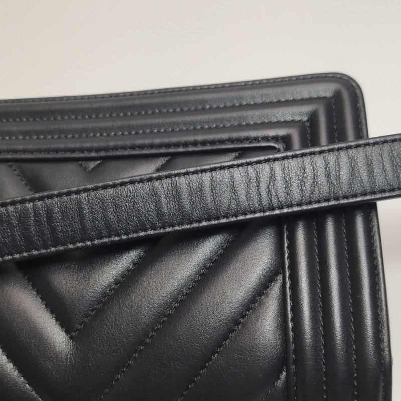 Chanel Leboy 季節限定款小號牛皮V紋絎縫方形雙C鎖扣單肩包-24