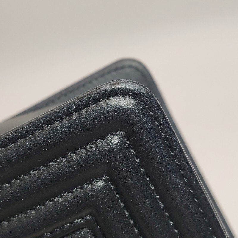 Chanel Leboy 季節限定款小號牛皮V紋絎縫方形雙C鎖扣單肩包-26
