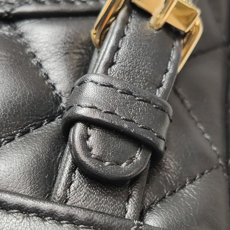 Chanel Urban Spirit牛皮菱格絎縫雙C書包扣雙肩包-11