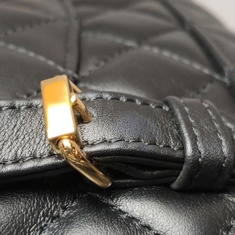 Chanel Urban Spirit牛皮菱格絎縫雙C書包扣雙肩包-13
