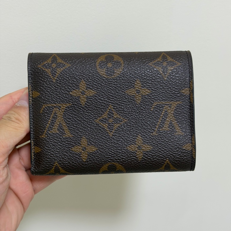 LV 老花三折短夾 芭蕾粉色 晶片款-1