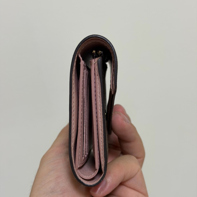 LV 老花三折短夾 芭蕾粉色 晶片款-3