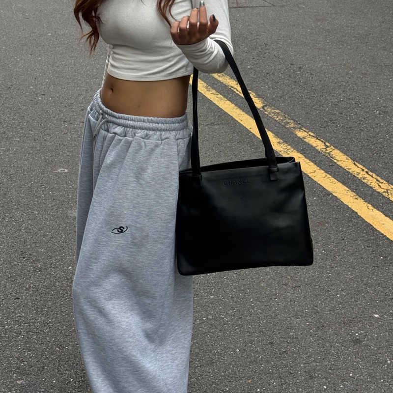 （稀有全黑🖤） CHANEL 香奈兒 全黑皮革 肩背托特包👜-2