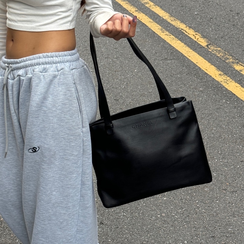 （稀有全黑🖤） CHANEL 香奈兒 全黑皮革 肩背托特包👜-4