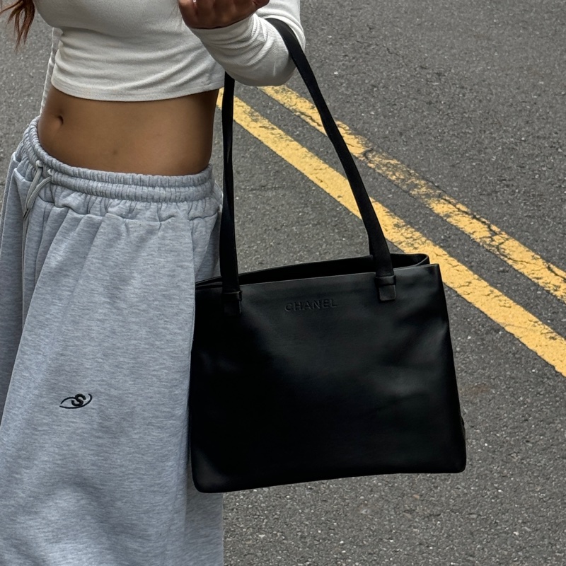 （稀有全黑🖤） CHANEL 香奈兒 全黑皮革 肩背托特包👜-15